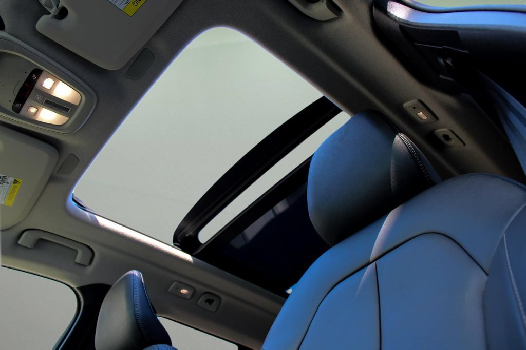 Certified 2025 Volvo XC40 B5 Plus AWD/4WD image 41