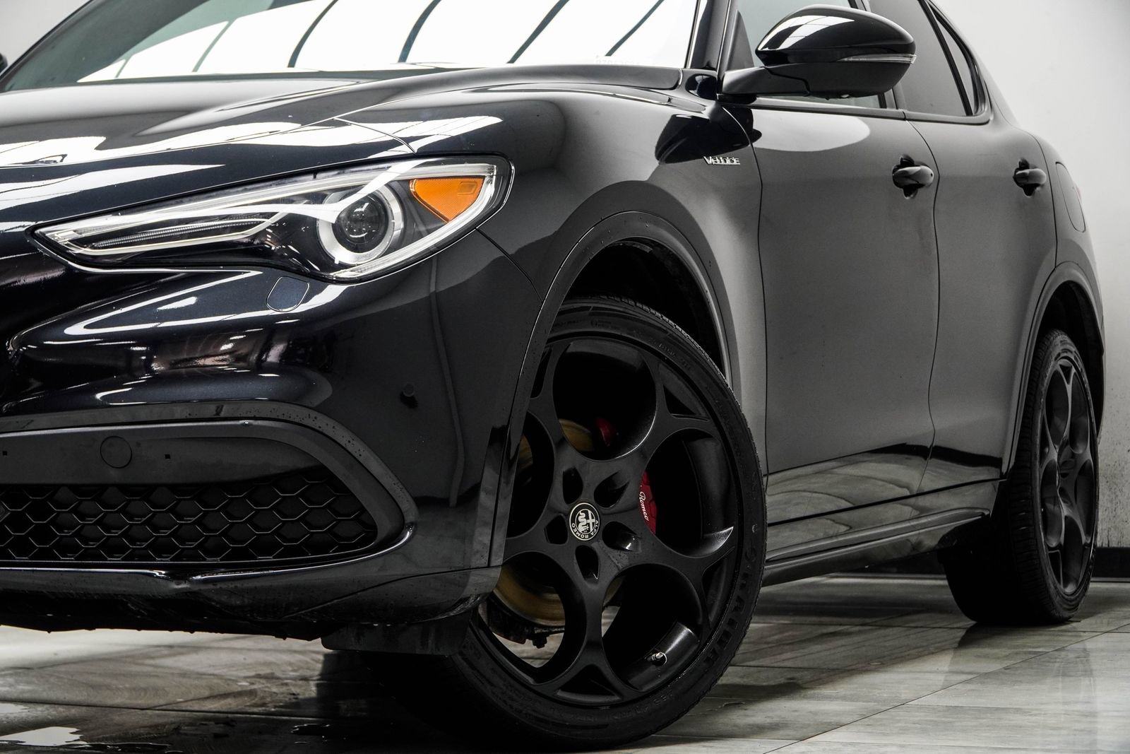 Used 2023 Alfa Romeo Stelvio Veloce image 3