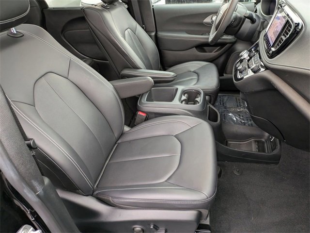 New 2025 Chrysler Pacifica Select w/ Uconnect Theater Family Group image 30