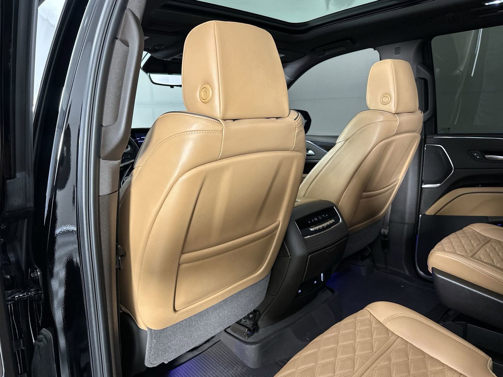 Used 2023 Cadillac Escalade Premium Luxury w/ Performance Package AWD/4WD image 24