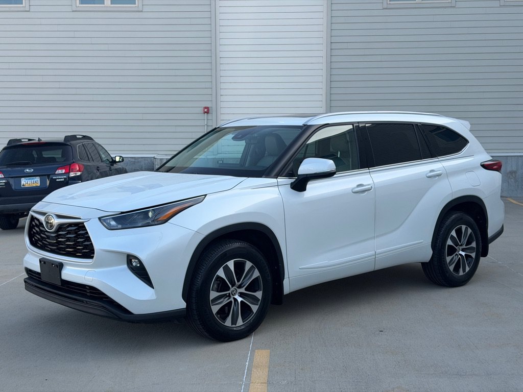 Used 2022 Toyota Highlander XLE AWD/4WD image 7