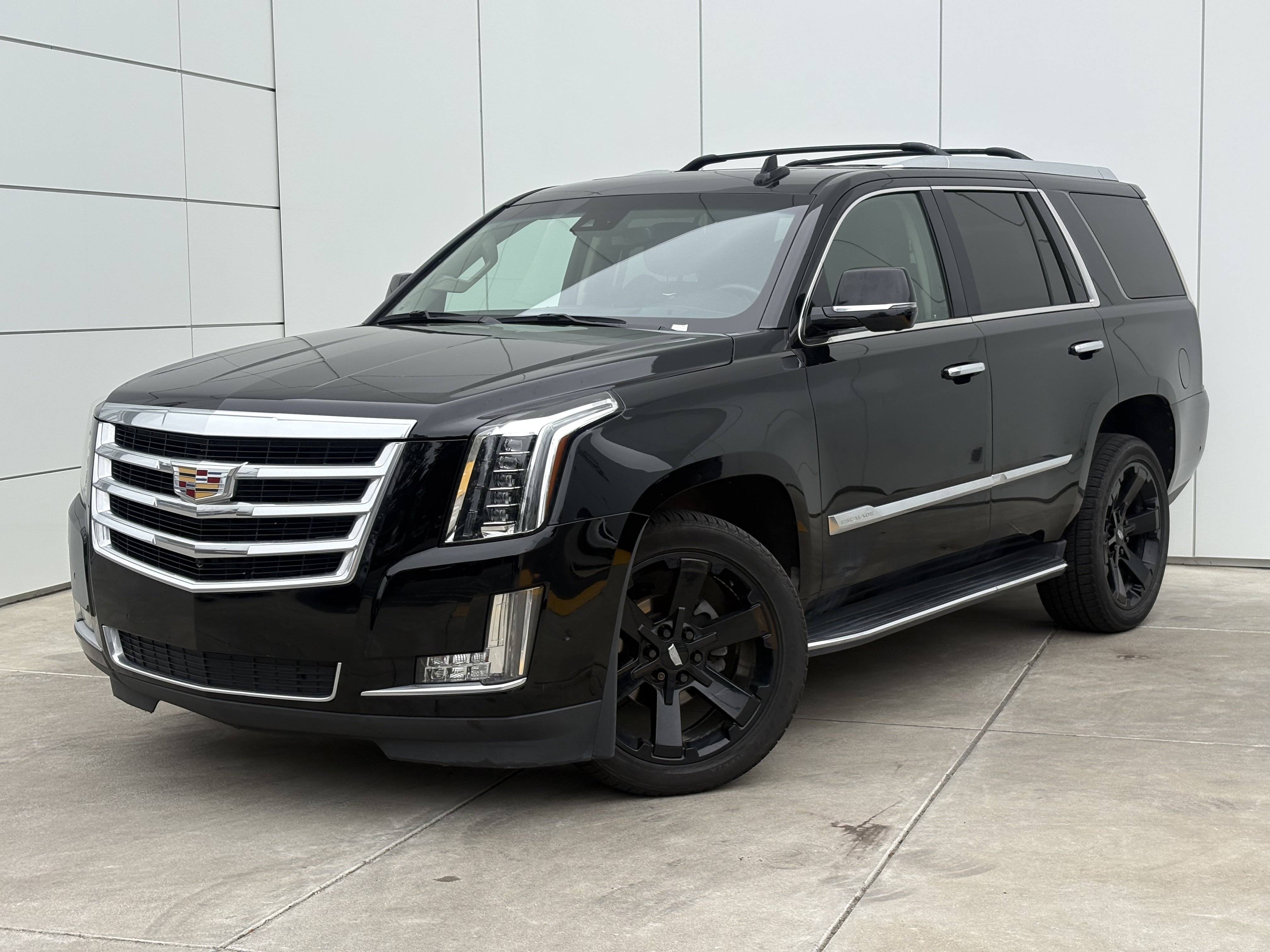 Used 2018 Cadillac Escalade Luxury image 2