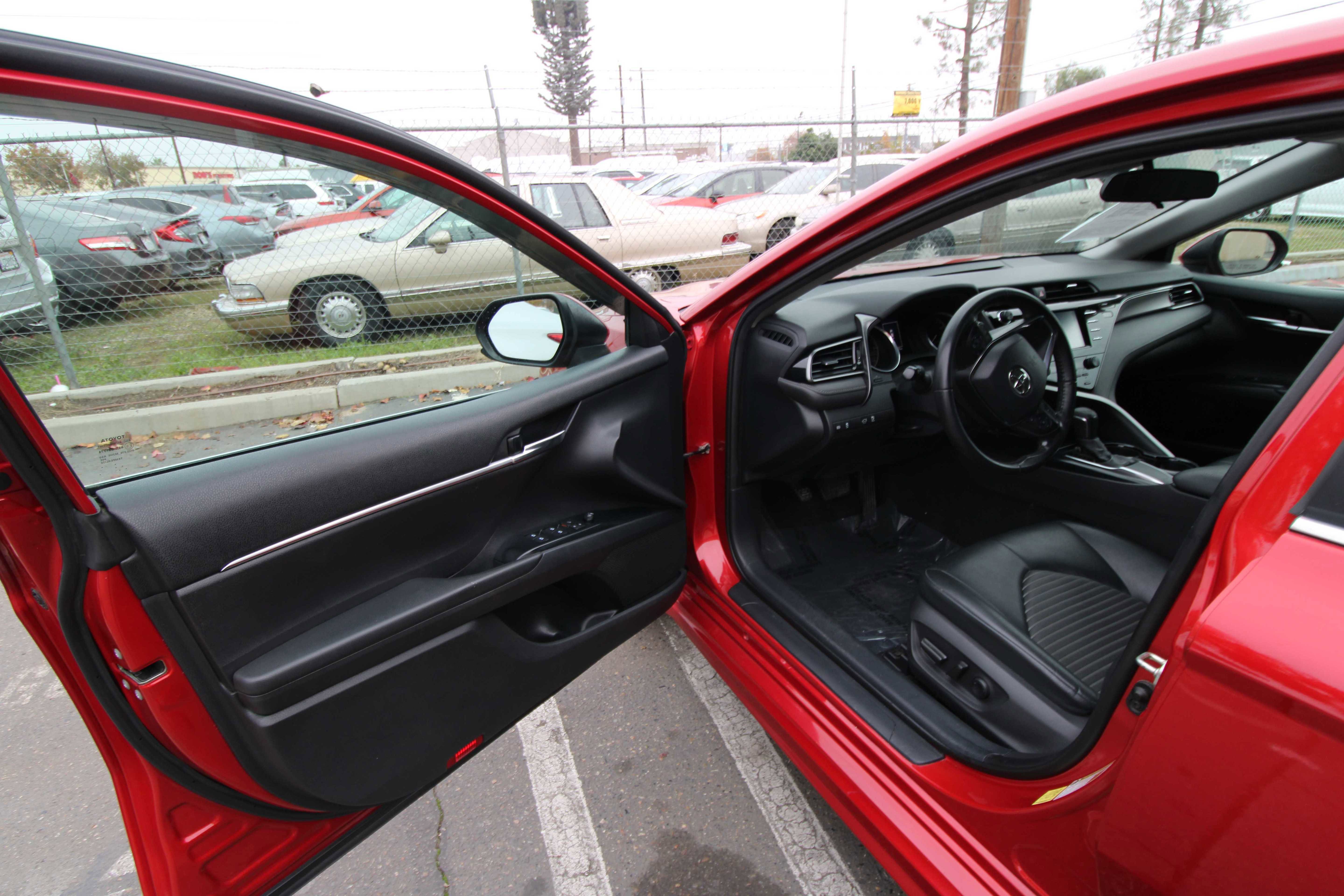 Used 2020 Toyota Camry SE image 35