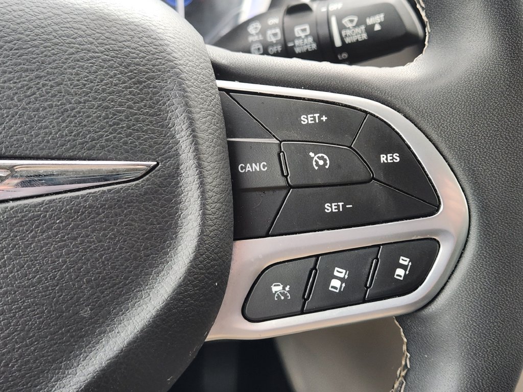 Used 2024 Chrysler Pacifica Touring-L FWD image 32