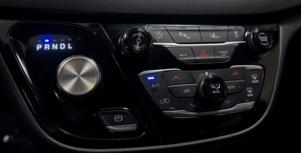 Used 2025 Chrysler Pacifica Select FWD image 20