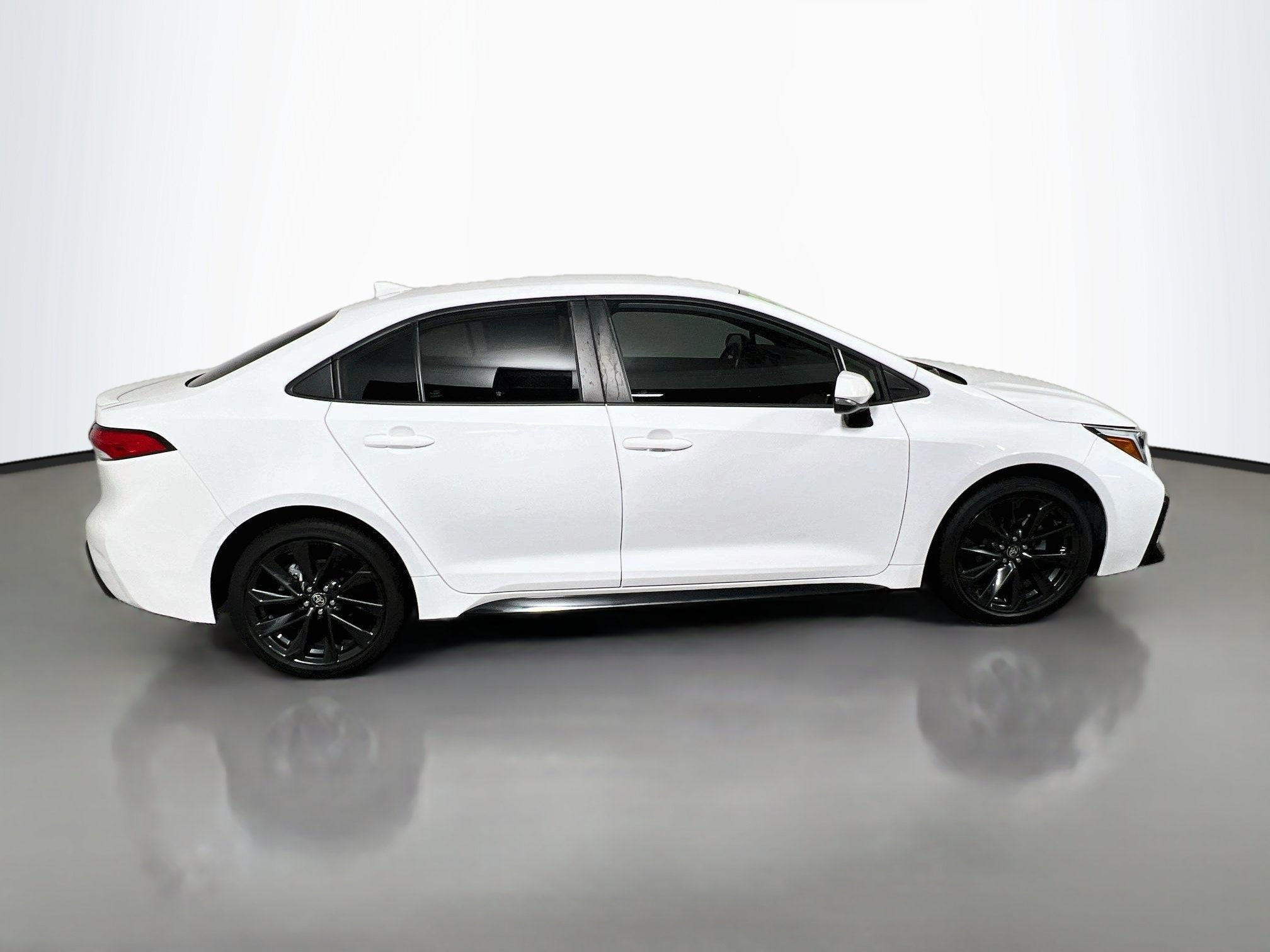 Used 2023 Toyota Corolla SE FWD image 3