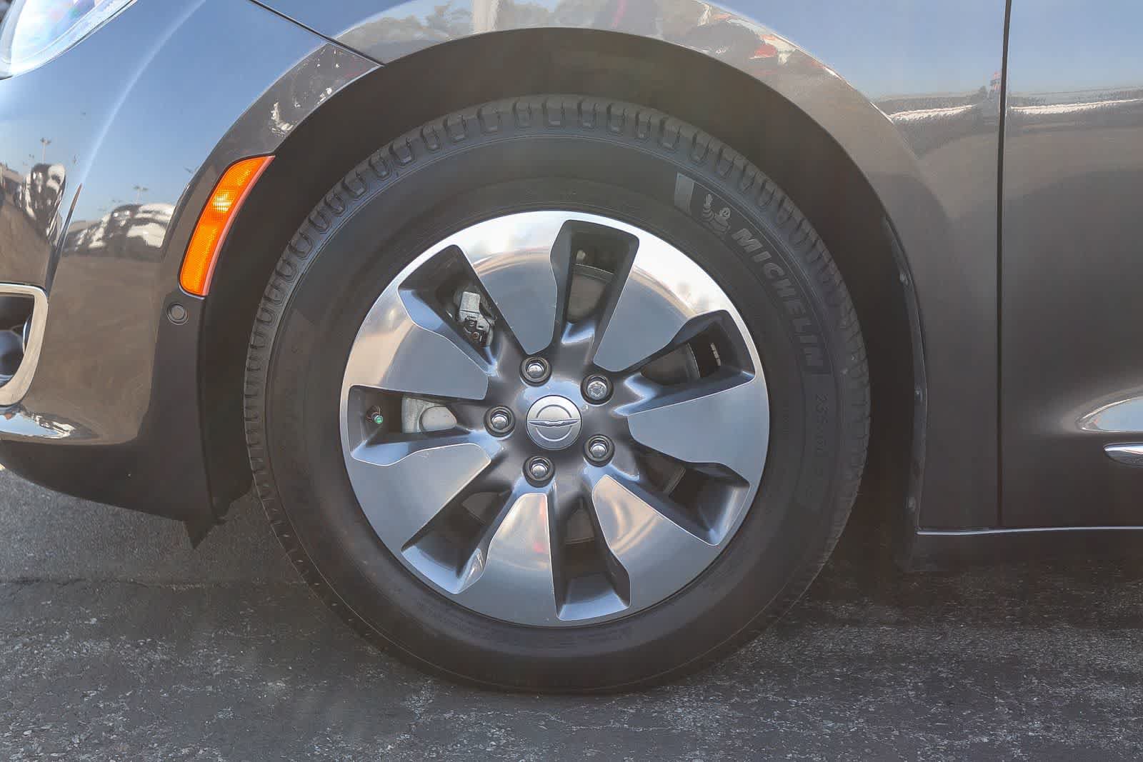 Used 2019 Chrysler Pacifica Limited w/ Advanced Safetytec Group FWD image 9