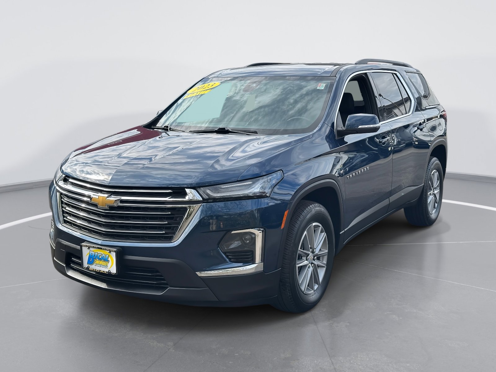 Used 2023 Chevrolet Traverse LT image 3