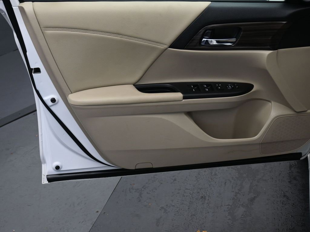 Used 2016 Honda Accord EX image 10