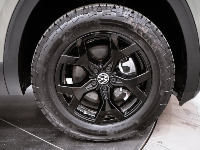 Used 2025 Volkswagen Atlas Peak Edition SE AWD/4WD image 9