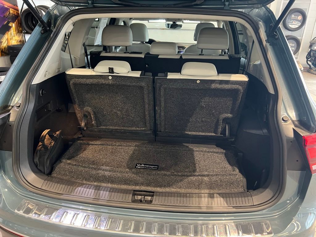 Used 2021 Volkswagen Tiguan SE w/ Panoramic Sunroof Package image 9