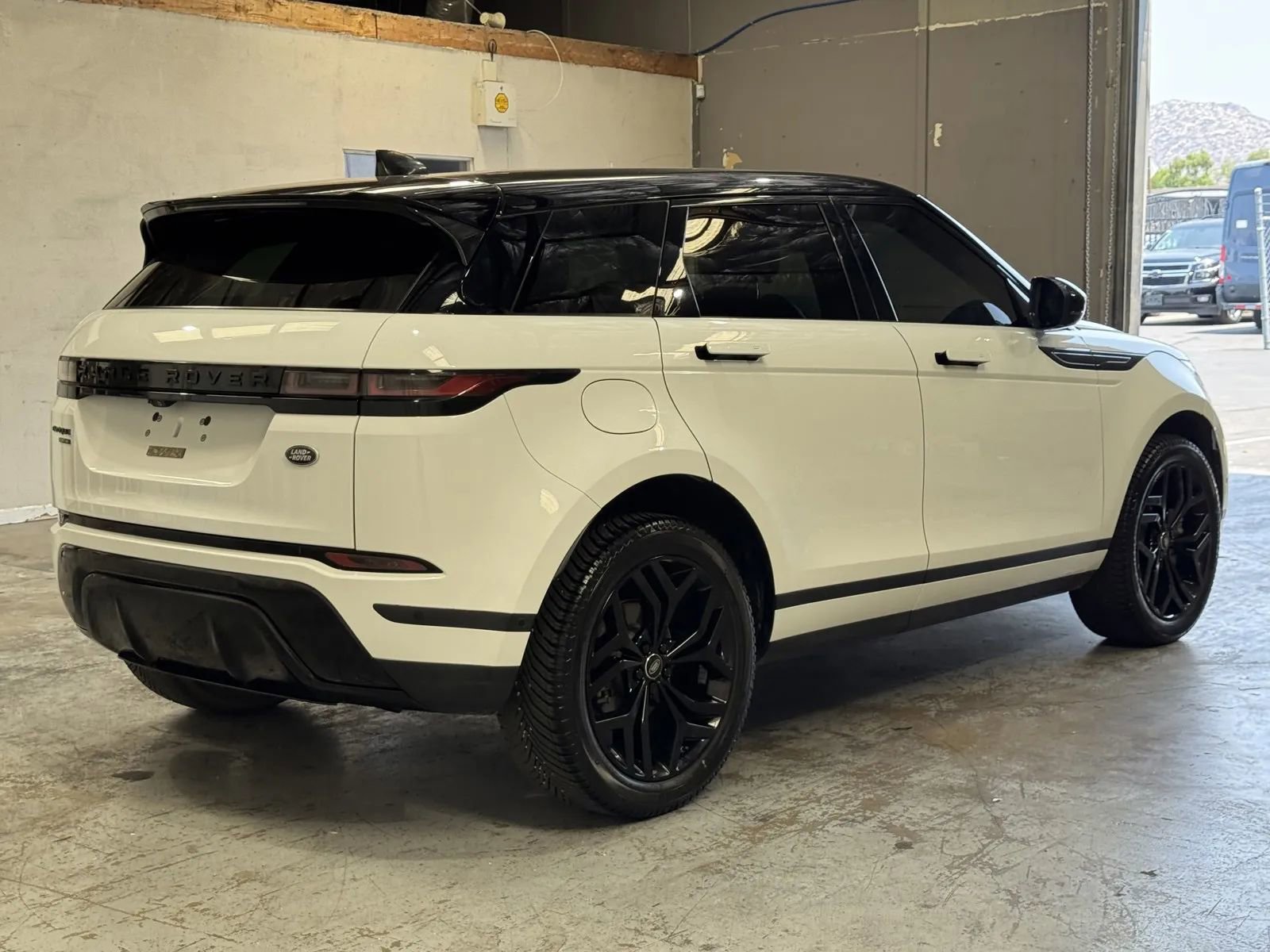 Used 2020 Land Rover Range Rover Evoque SE image 4