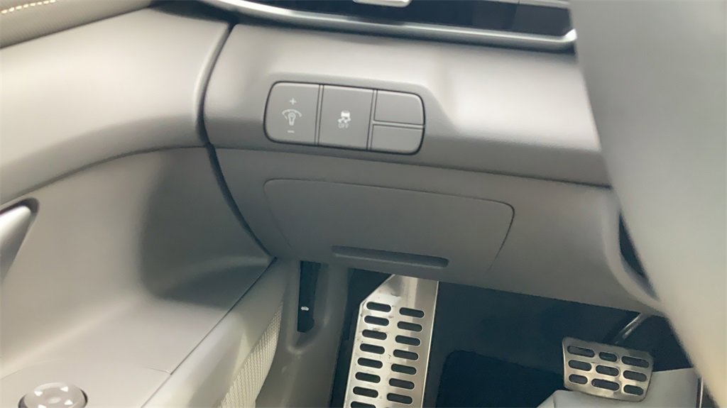 Certified 2025 Hyundai Elantra Sport image 28
