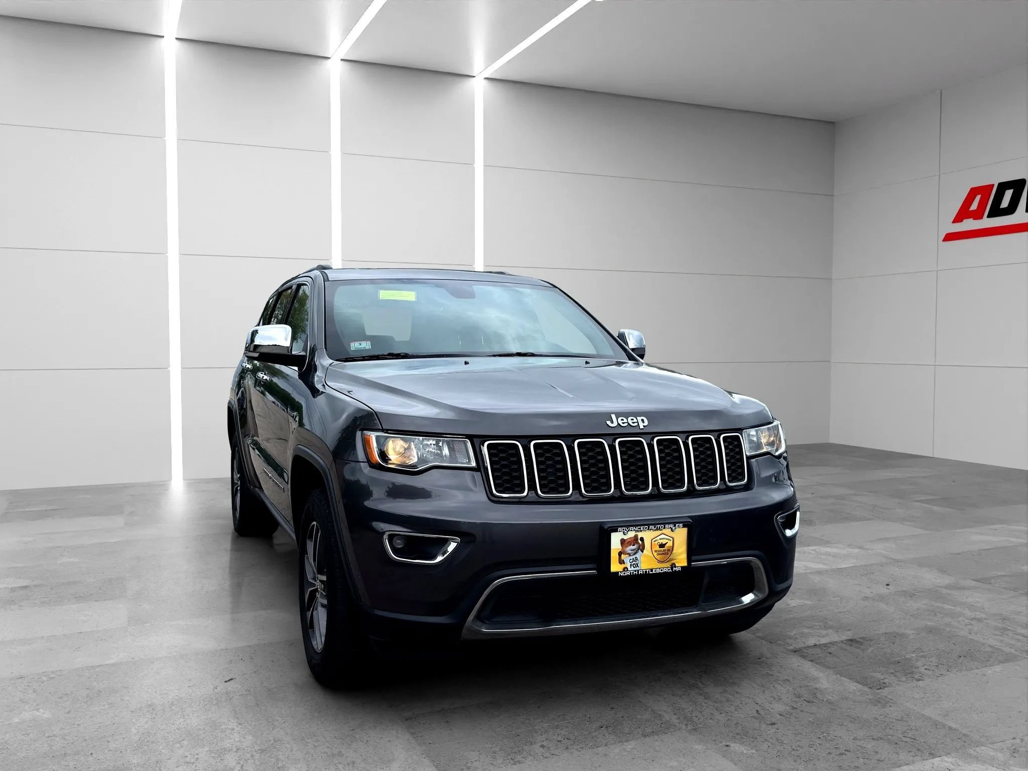 Used 2017 Jeep Grand Cherokee Limited AWD/4WD image 2