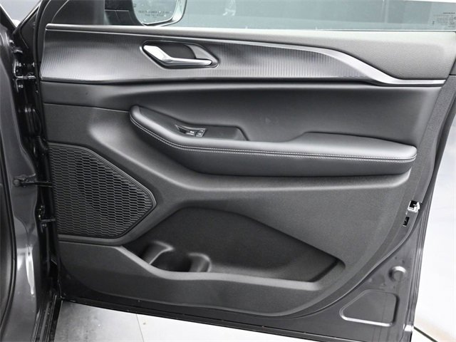 New 2025 Jeep Grand Cherokee L Laredo image 18