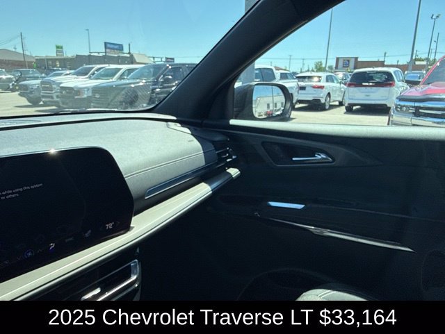 Used 2025 Chevrolet Traverse LT FWD image 17