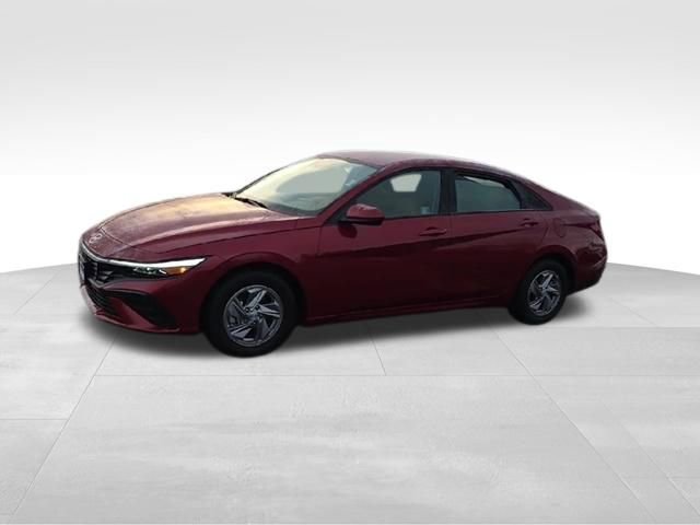 Used 2025 Hyundai Elantra SE image 4