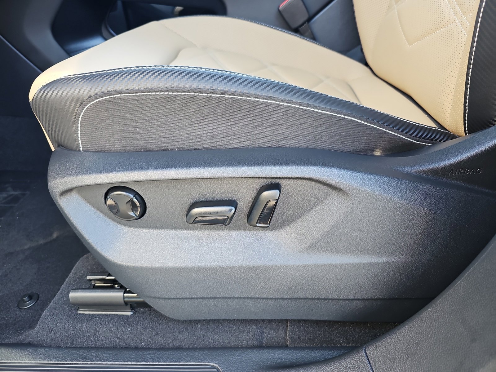 Certified 2025 Volkswagen Atlas Cross Sport SE image 14