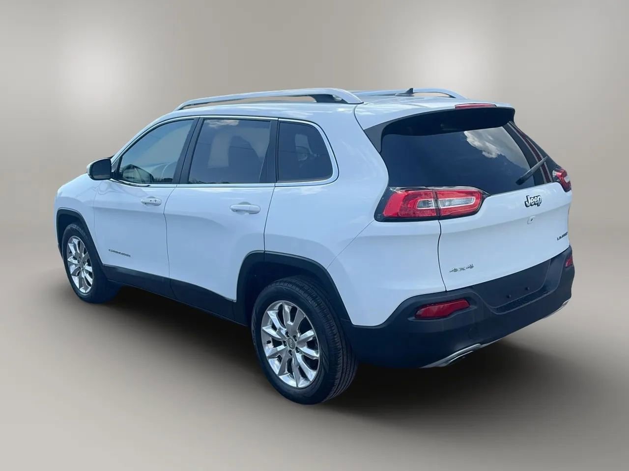 Used 2015 Jeep Cherokee Limited w/ Luxury Group AWD/4WD image 3