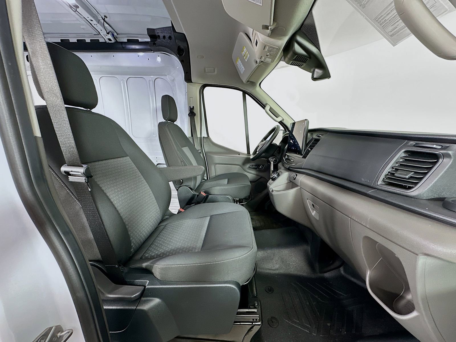Used 2023 Ford E-Transit Medium Roof image 26