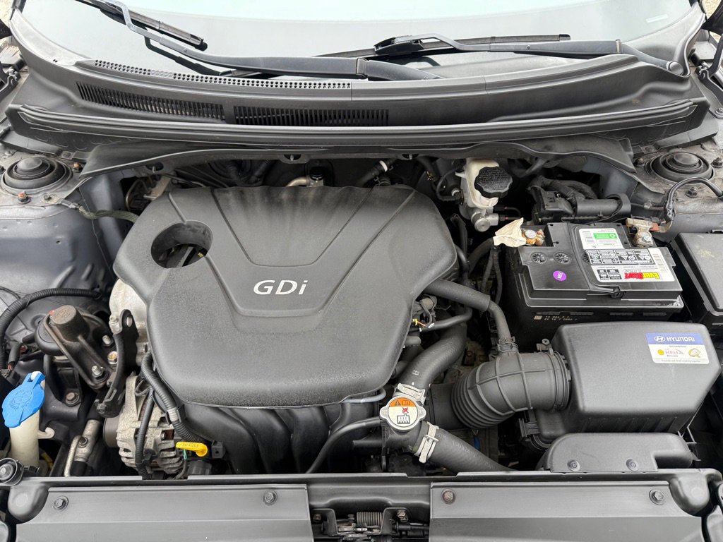 Used 2016 Hyundai Veloster FWD image 14