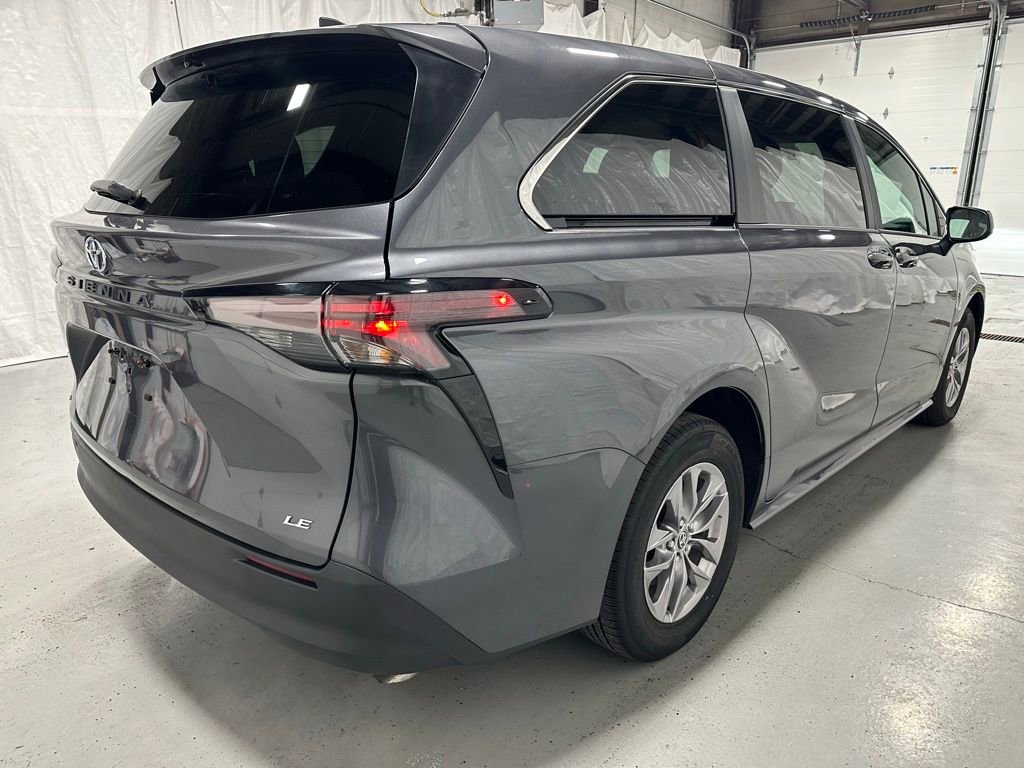 Used 2025 Toyota Sienna LE image 7