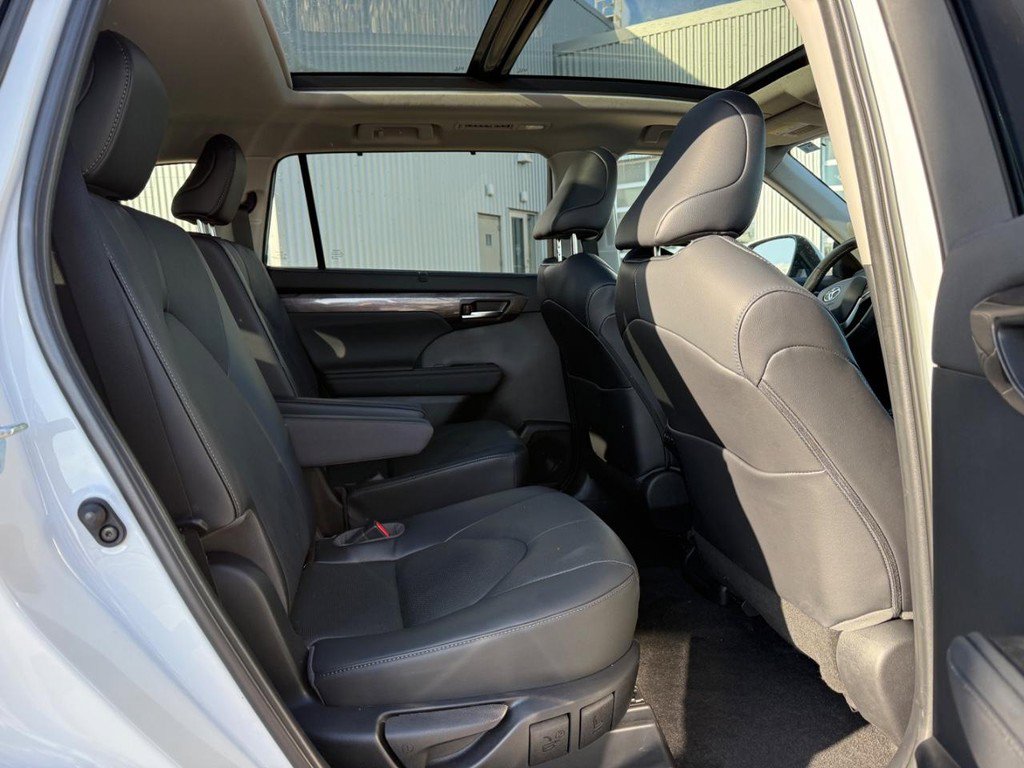 Used 2023 Toyota Highlander Platinum image 13
