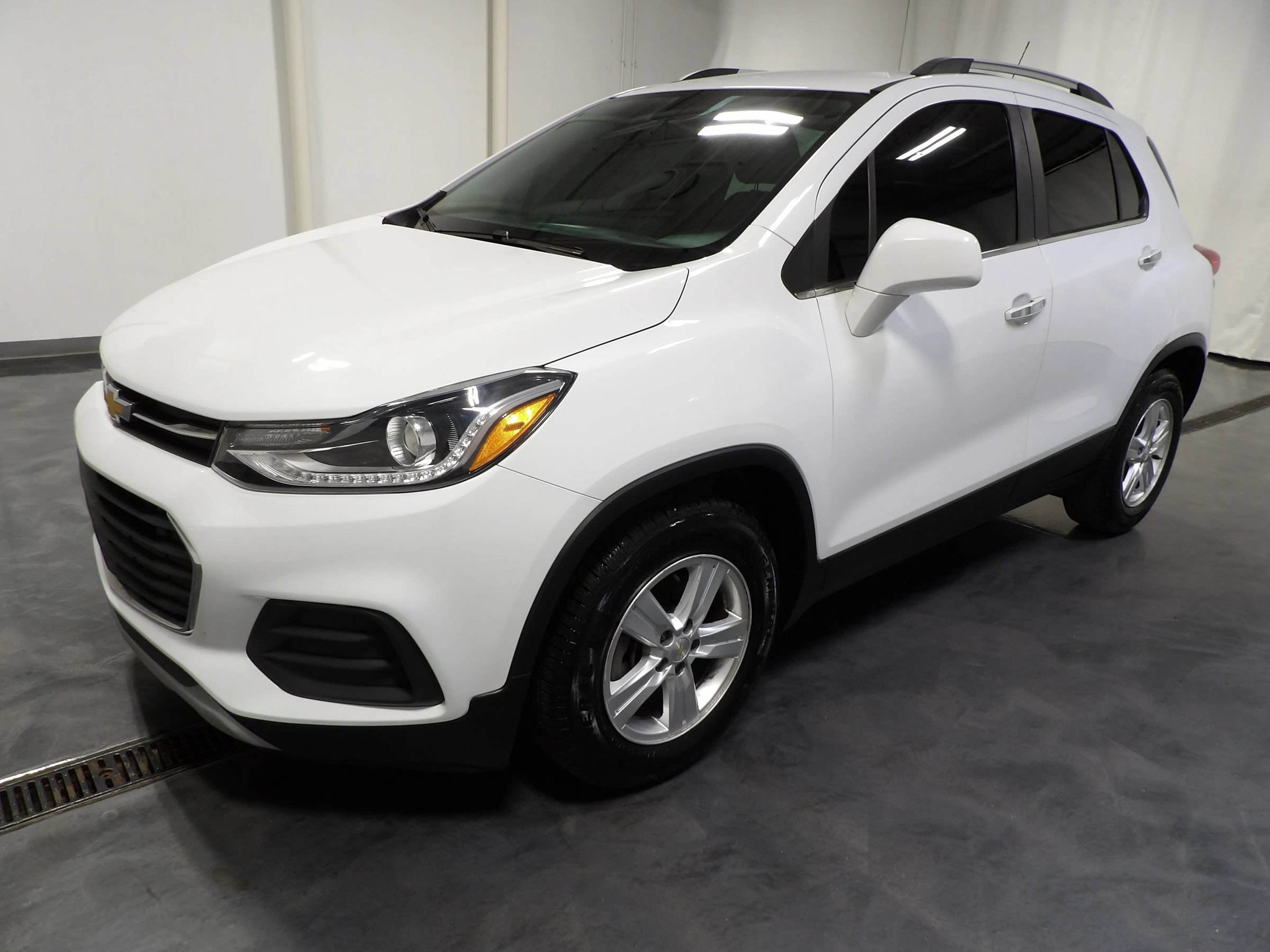 Used 2019 Chevrolet Trax LT w/ LT Convenience Package FWD image 3