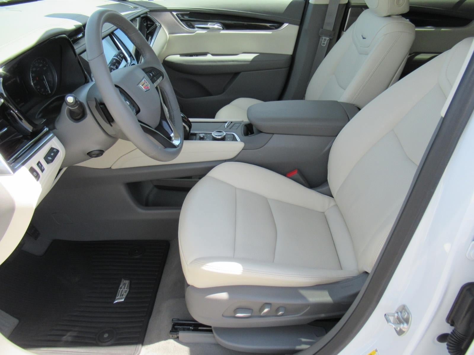 Used 2024 Cadillac XT6 Premium Luxury w/ Technology Package AWD/4WD image 16