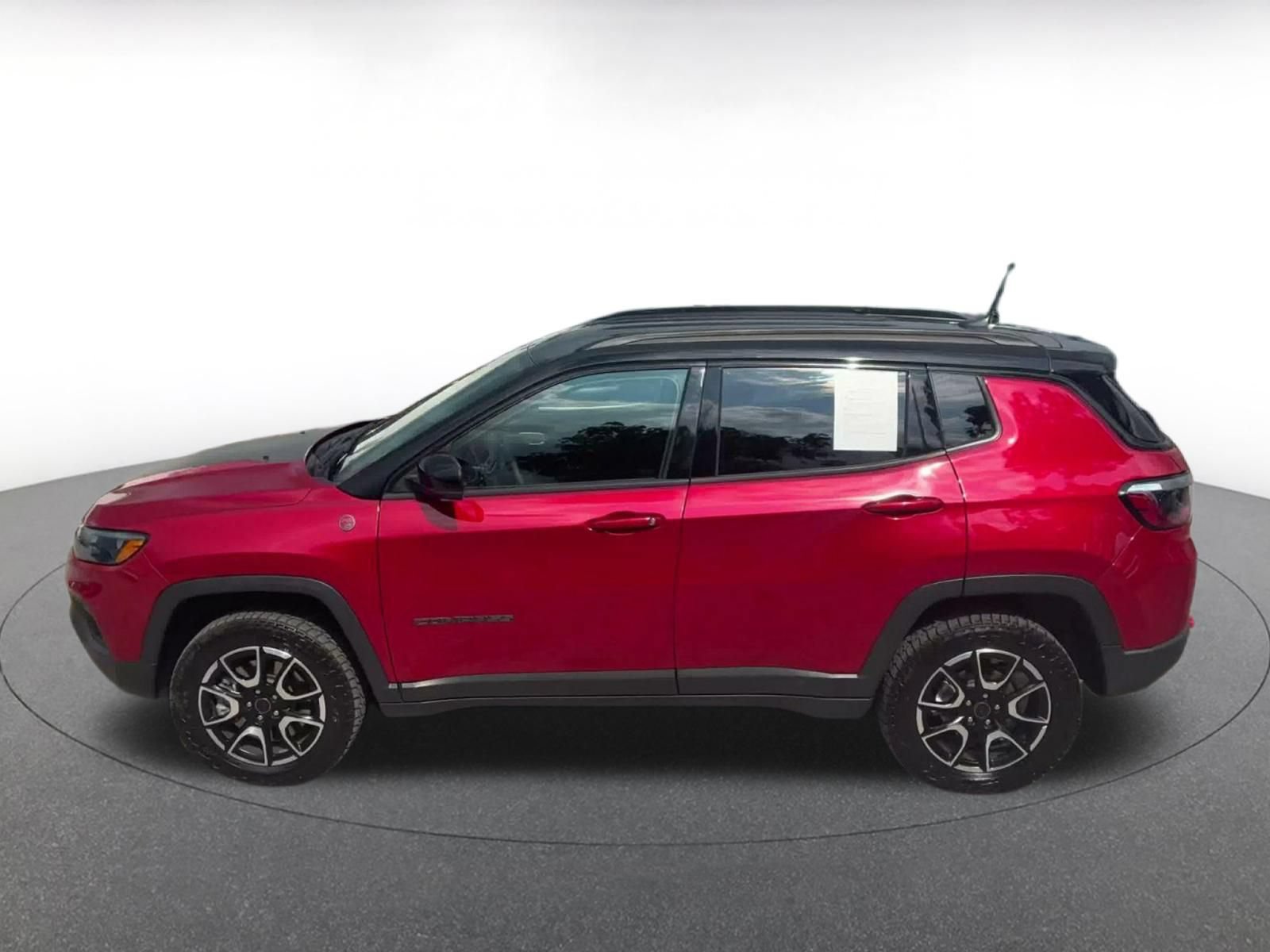 Used 2025 Jeep Compass Trailhawk AWD/4WD image 9