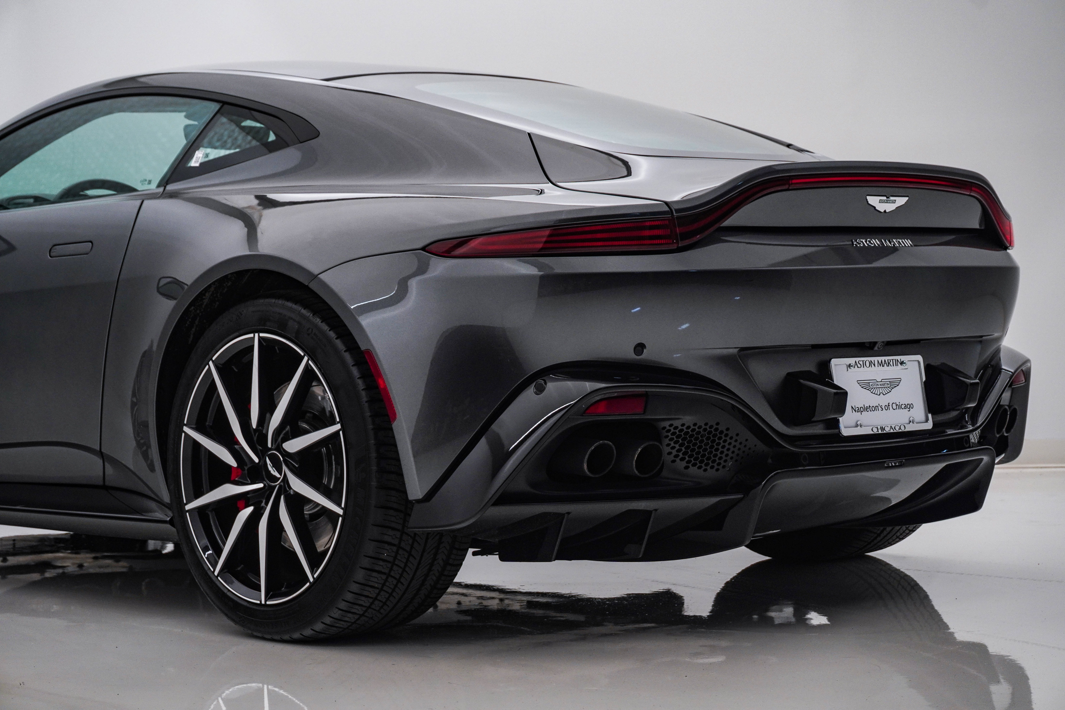 Used 2019 Aston Martin V8 Vantage Coupe RWD image 11
