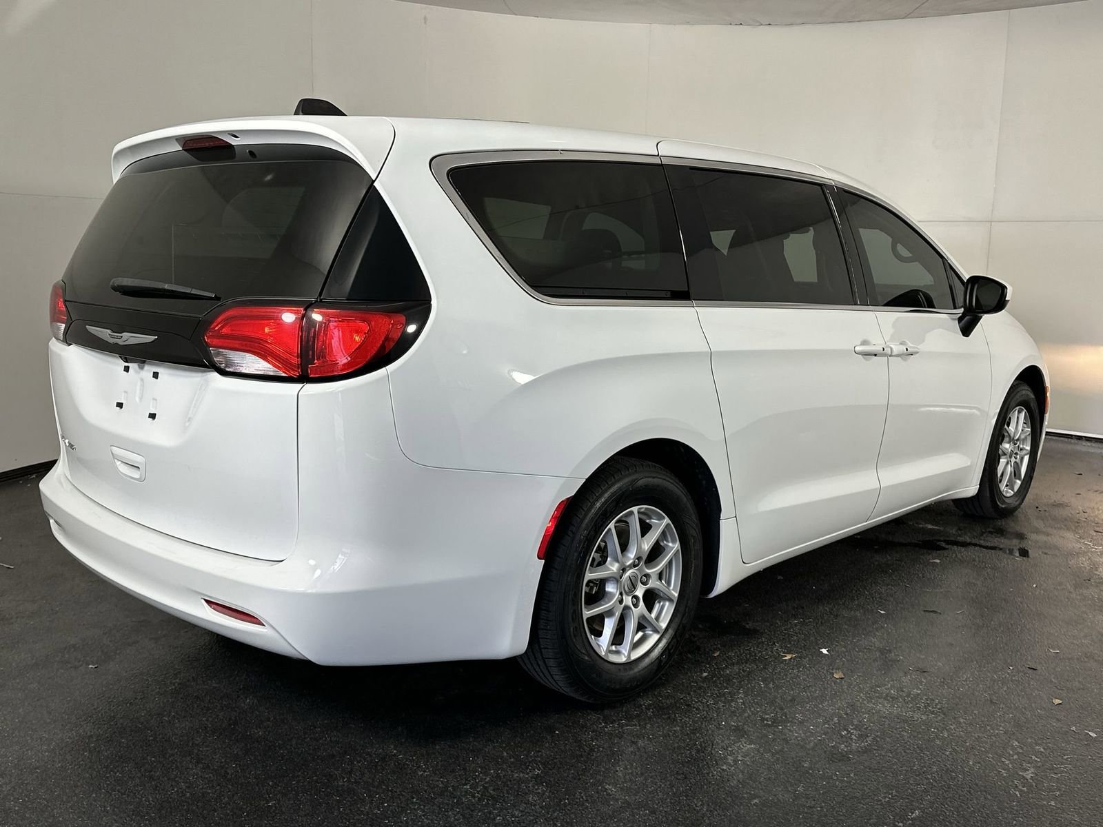 Used 2023 Chrysler Voyager LX FWD image 8