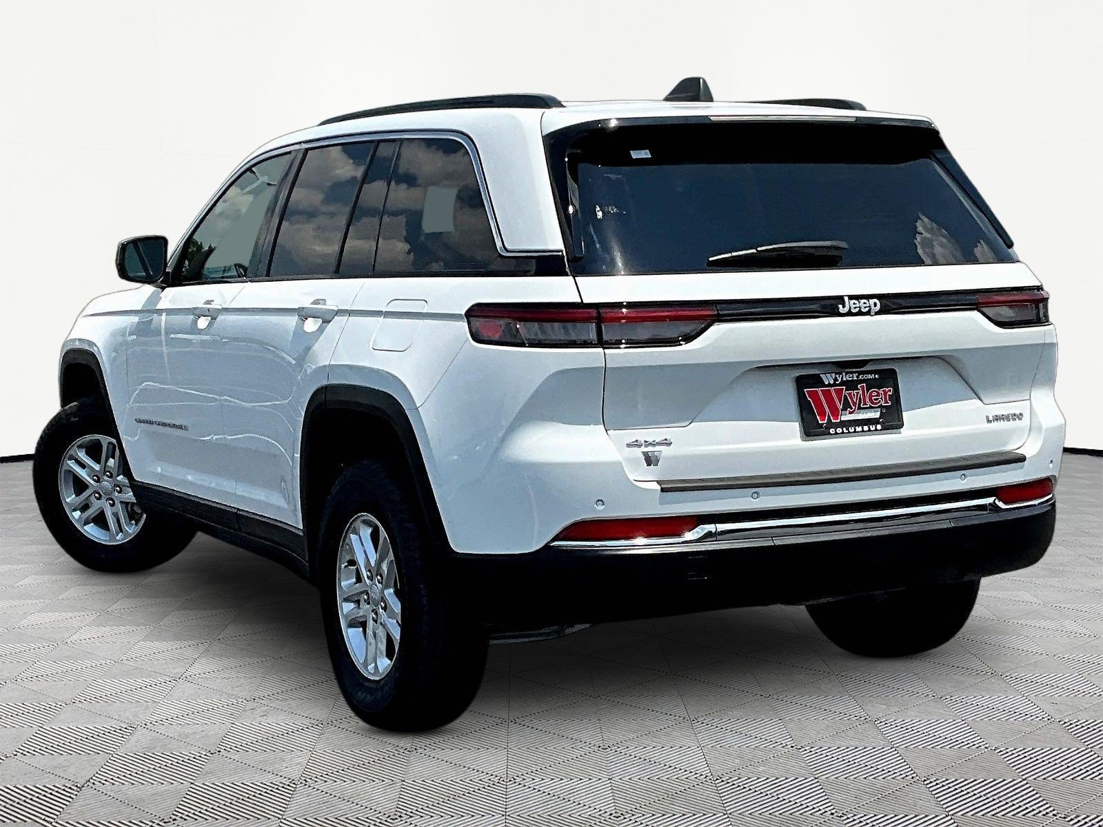 Used 2024 Jeep Grand Cherokee Laredo AWD/4WD image 4