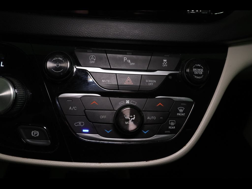 Used 2018 Chrysler Pacifica Touring-L w/ Premium Audio Group FWD image 22