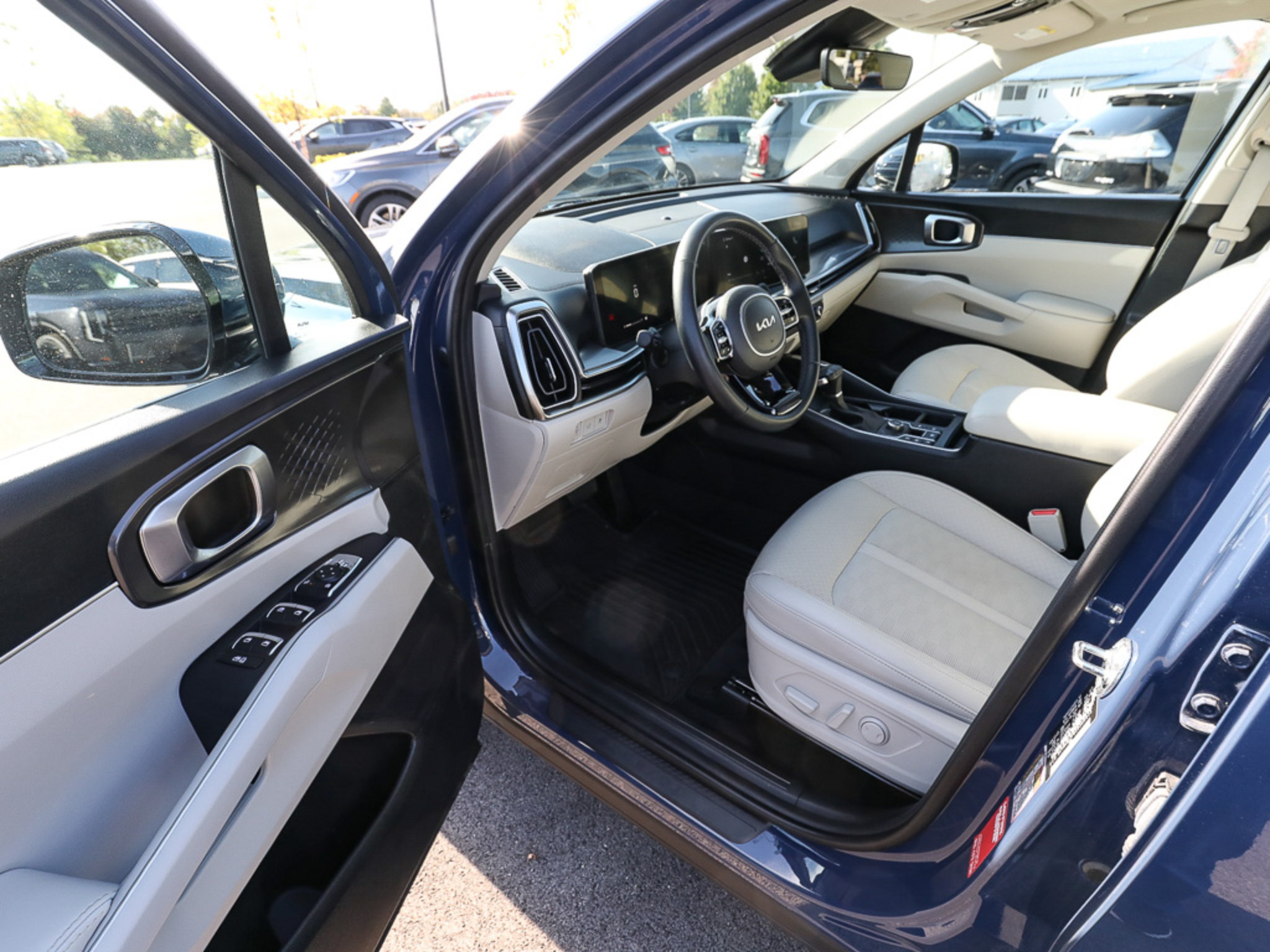Certified 2025 Kia Sorento EX w/ Panoramic Sunroof Package AWD/4WD image 11