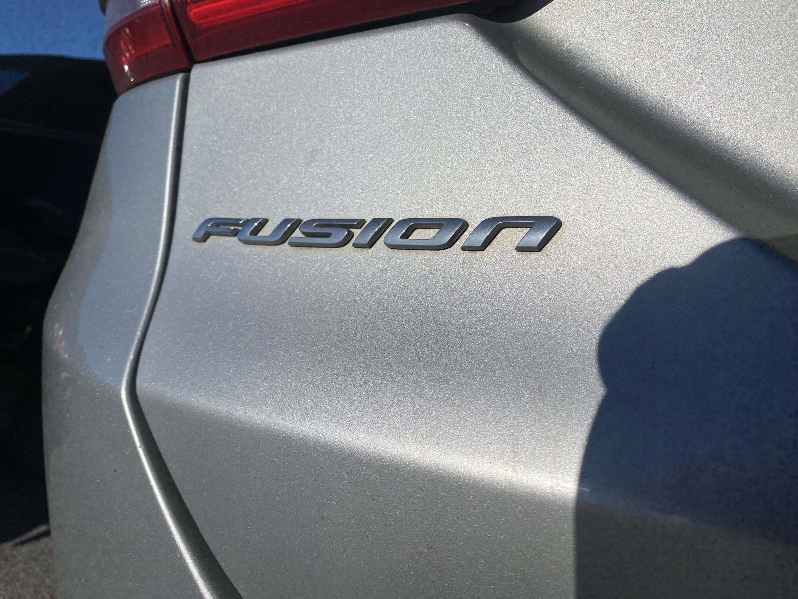 Used 2017 Ford Fusion SE w/ Fusion SE Technology Package FWD image 9