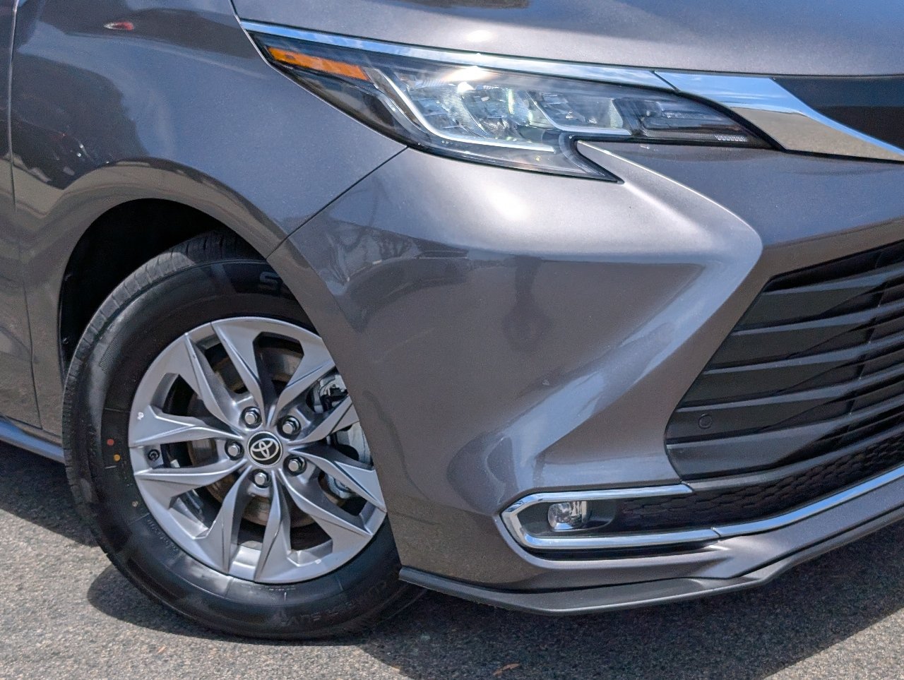 Used 2023 Toyota Sienna XLE FWD image 11