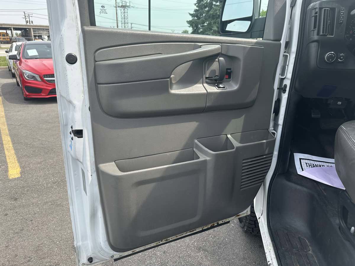 Used 2015 Chevrolet Express 2500 image 10