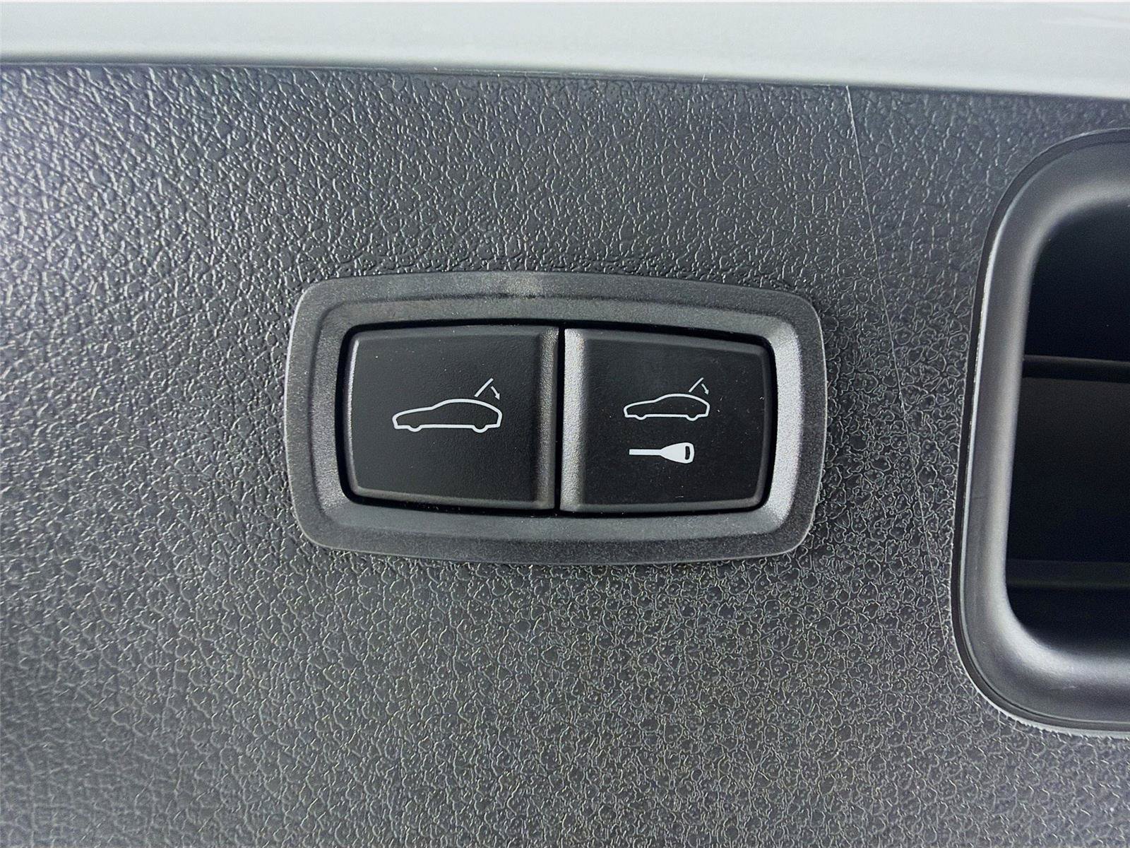 Certified 2023 Porsche Macan Turbo AWD/4WD image 23