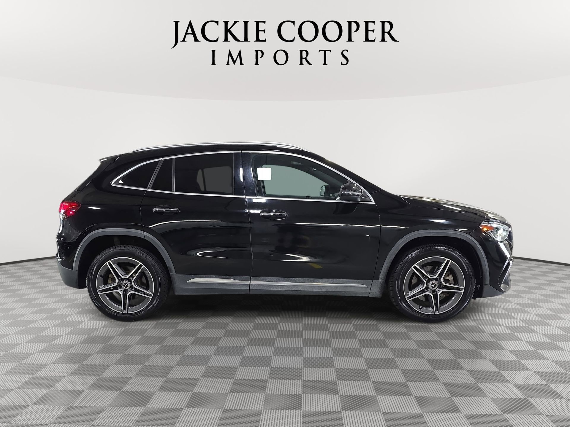 Used 2021 Mercedes-Benz GLA 250 4MATIC w/ AMG Line Exterior image 4