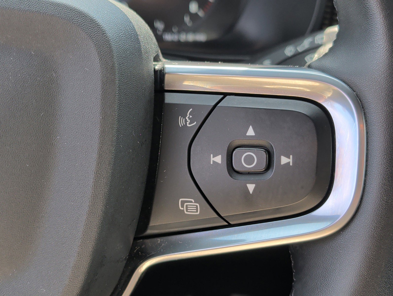 Used 2022 Volvo XC40 T5 R-Design image 45