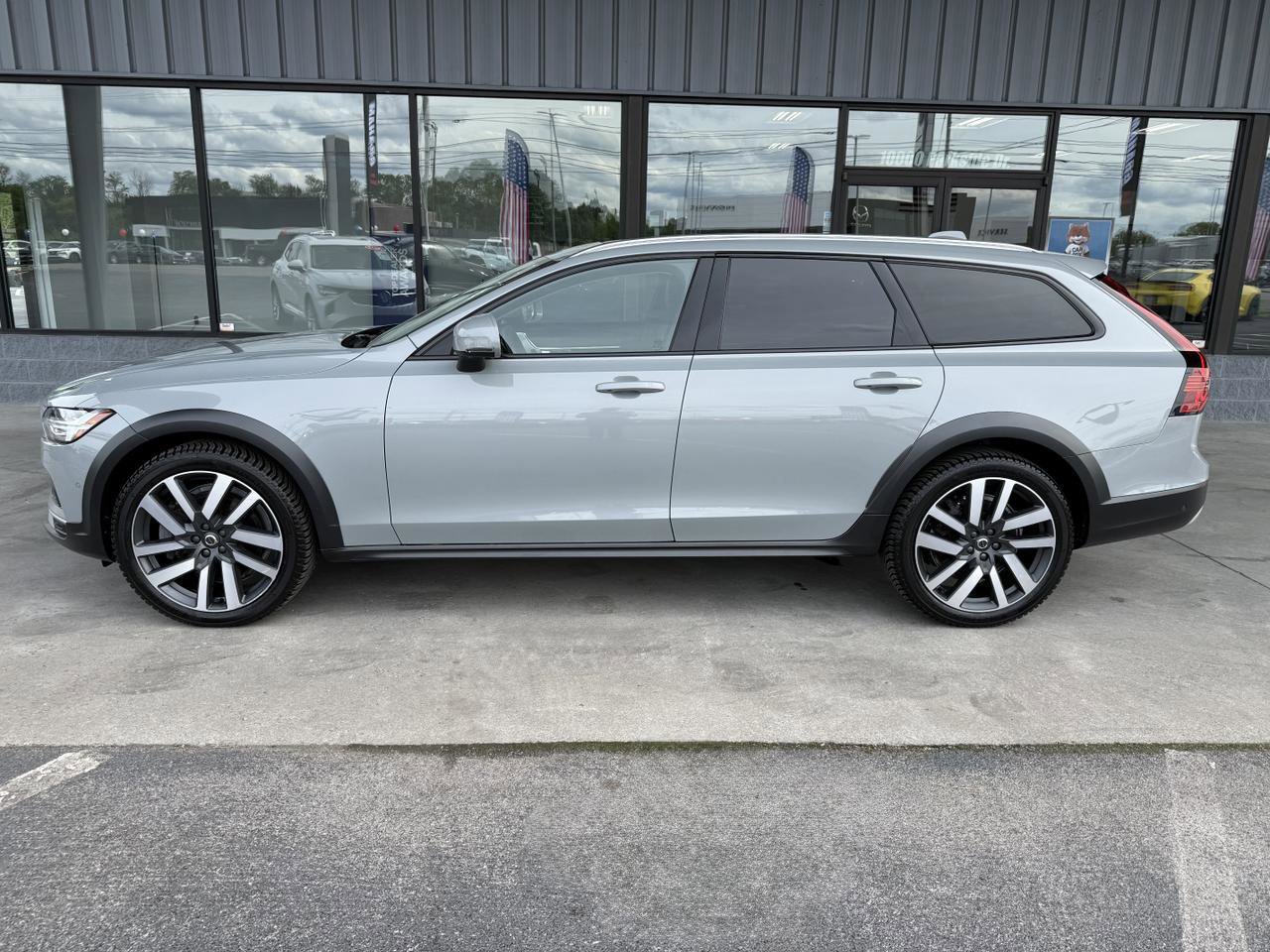 Used 2024 Volvo V90 B6 Cross Country Ultimate AWD/4WD image 7