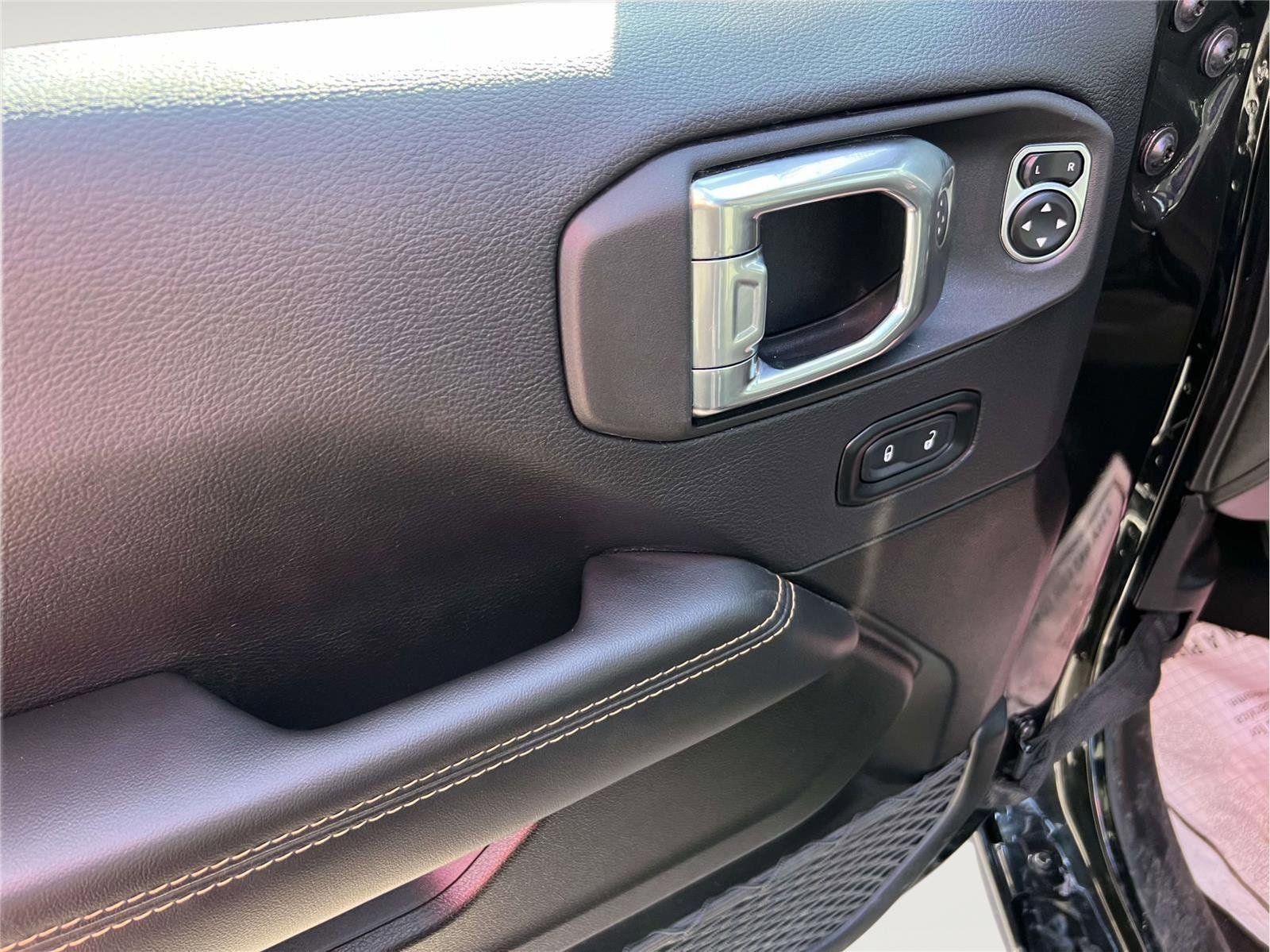 Used 2025 Jeep Wrangler Sahara image 17
