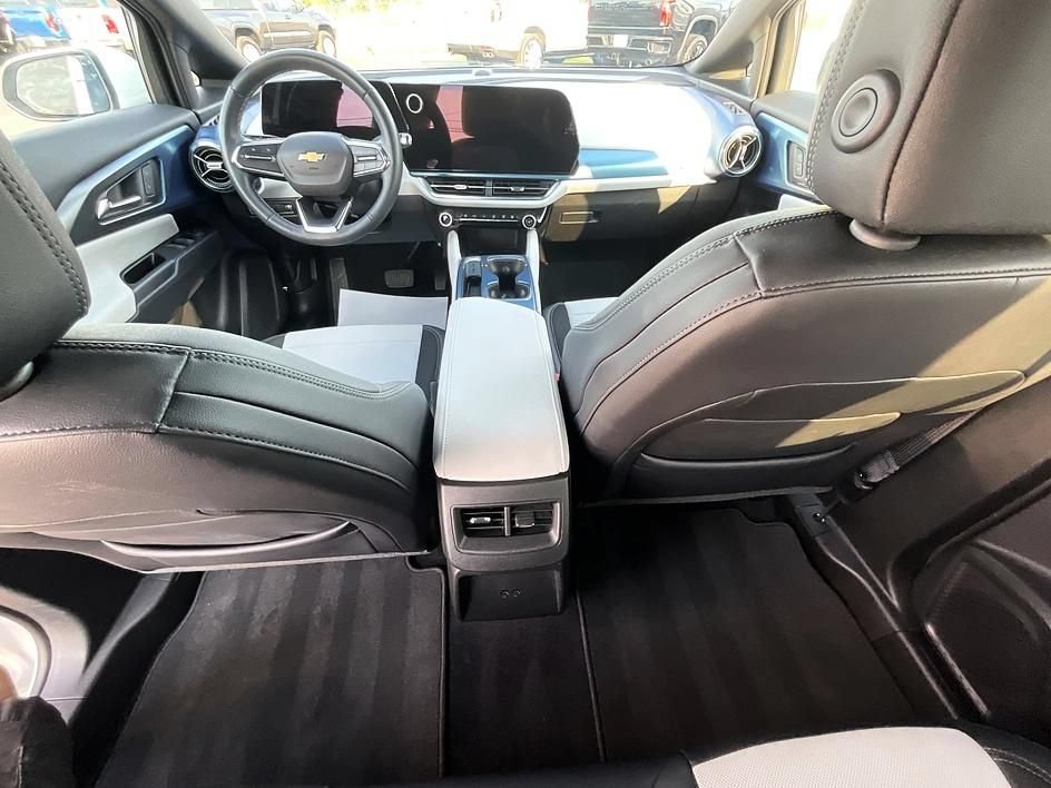 Used 2024 Chevrolet Equinox EV LT FWD image 3