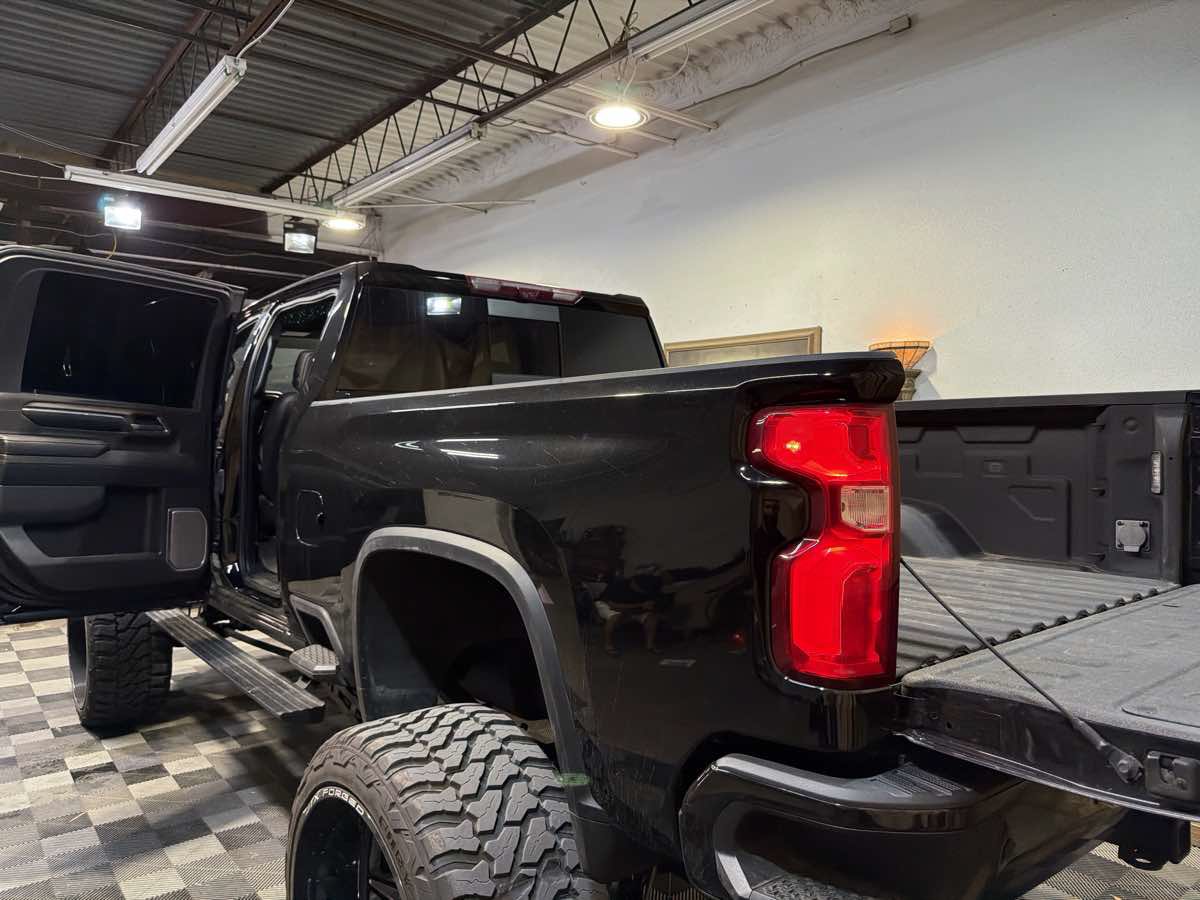 Used 2024 Chevrolet Silverado 2500 High Country w/ Midnight Edition AWD/4WD image 13