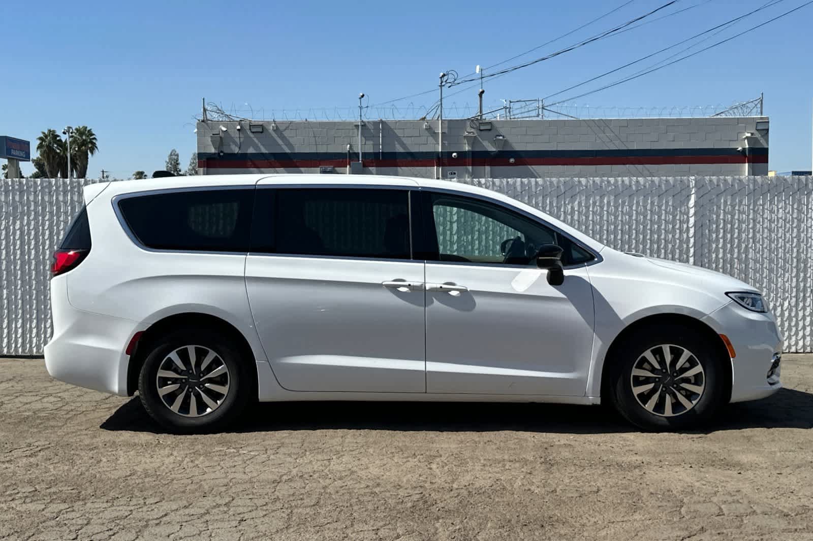 Used 2024 Chrysler Pacifica Limited FWD image 9