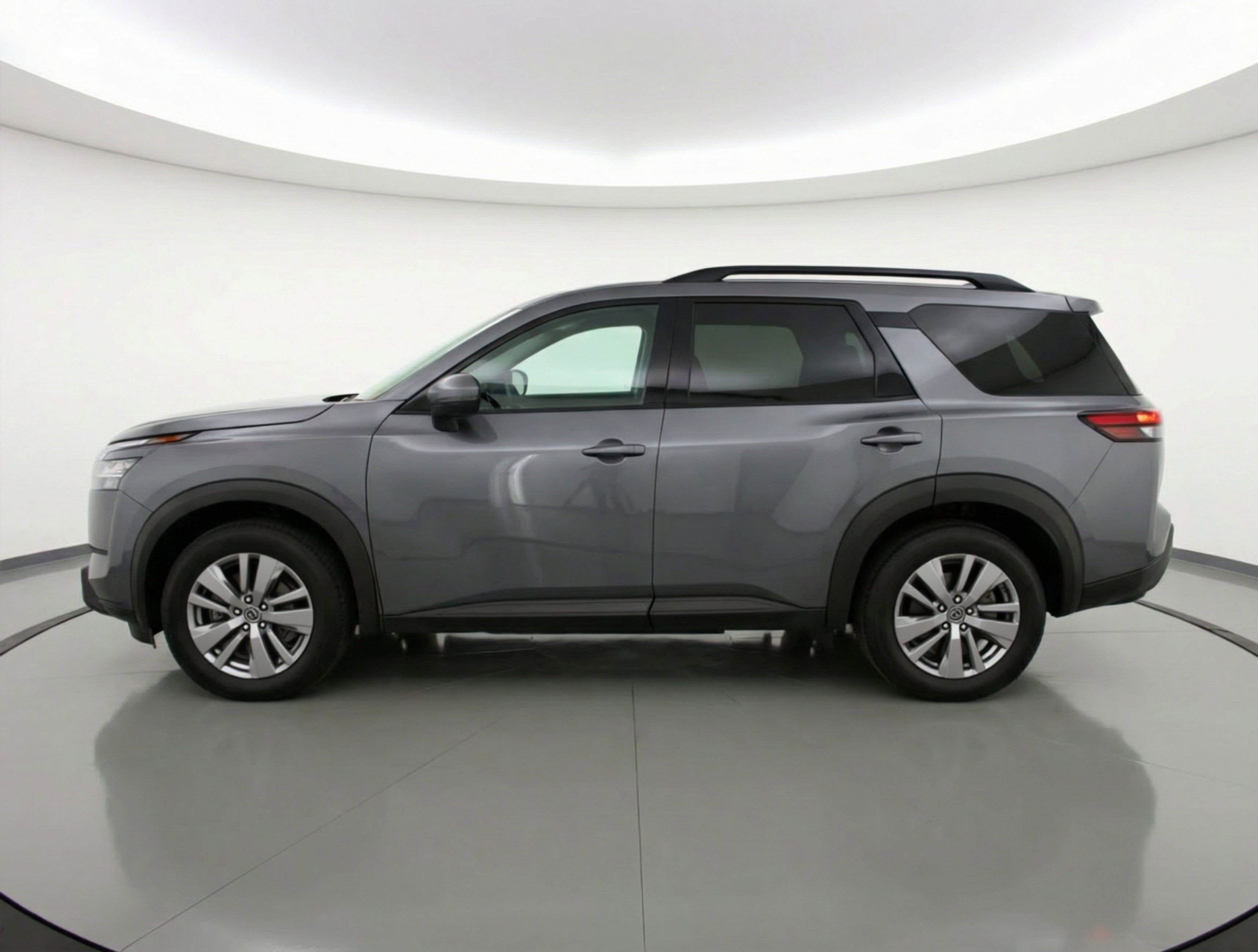 Used 2025 Nissan Pathfinder SV image 5