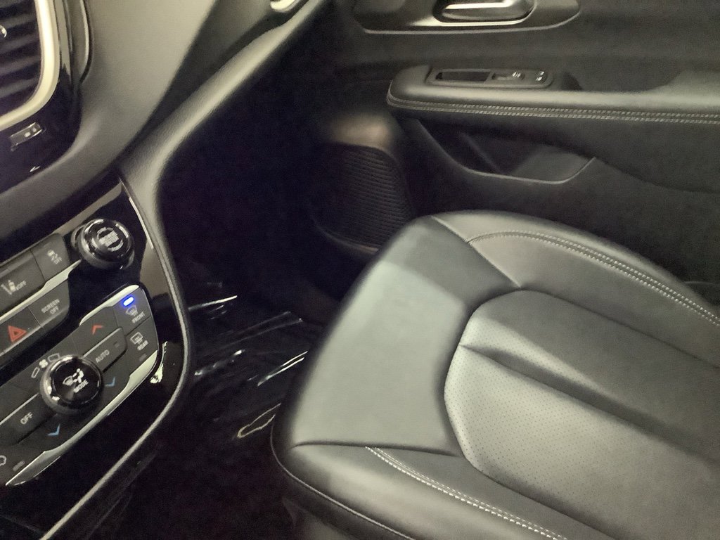 Used 2025 Chrysler Pacifica Select image 23