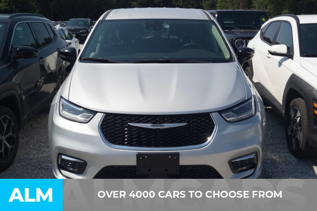 Used 2024 Chrysler Pacifica Touring-L FWD image 2