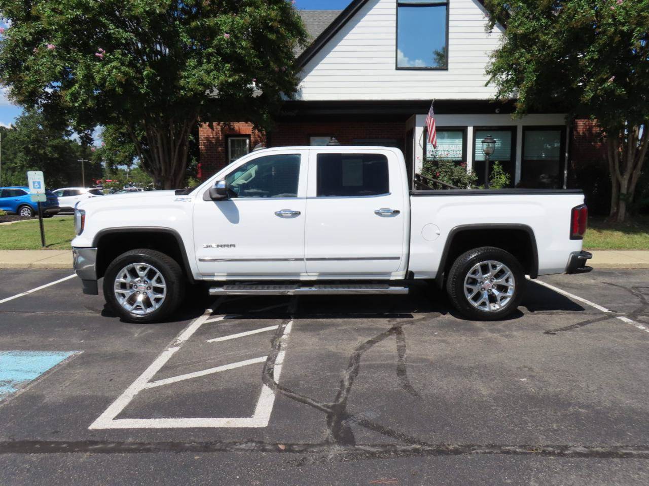 Used 2017 GMC Sierra 1500 SLT w/ SLT Premium Package AWD/4WD image 4